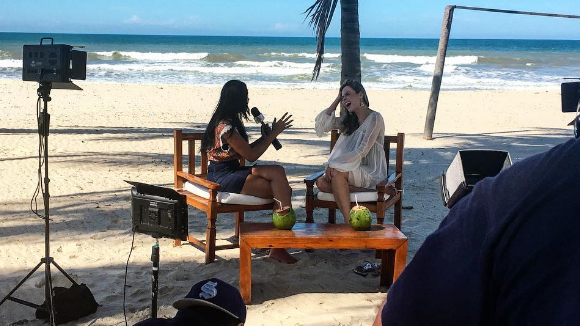 Ex-BBB Ana Paula toma champagne e promete: 'Vou encontrar meus fãs'. Vídeo!