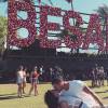 Thaila Ayala e o namorado Adam Senn no Festival Coachella, em 16 de abril de 2016: 'Besame mucho'
