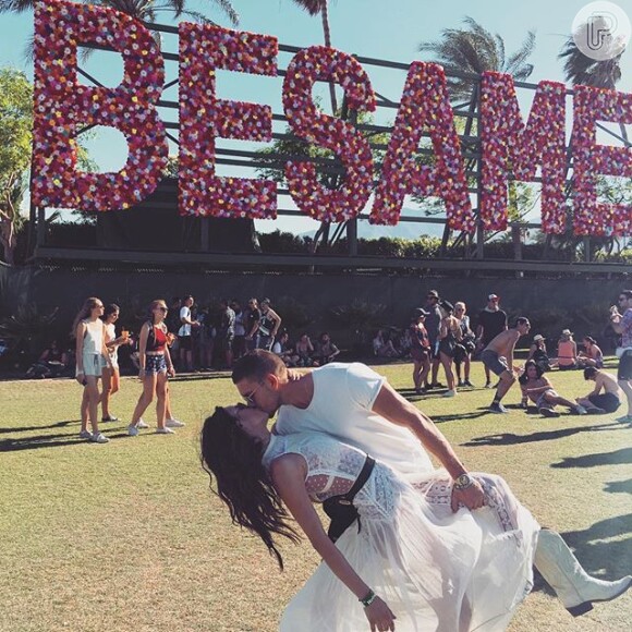 Thaila Ayala e o namorado Adam Senn no Festival Coachella, em 16 de abril de 2016: 'Besame mucho'