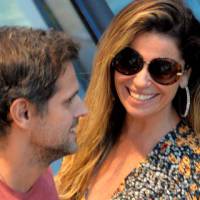 Giovanna Antonelli passeia com marido em shopping no Rio e a atende os fãs