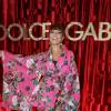 Sabrina Sato colocou um aplique de franja nos cabelos e apostou no Kimono rosa e florido para prestigiar a festa promovida pelos estilistas da Dolce & Gabbana
