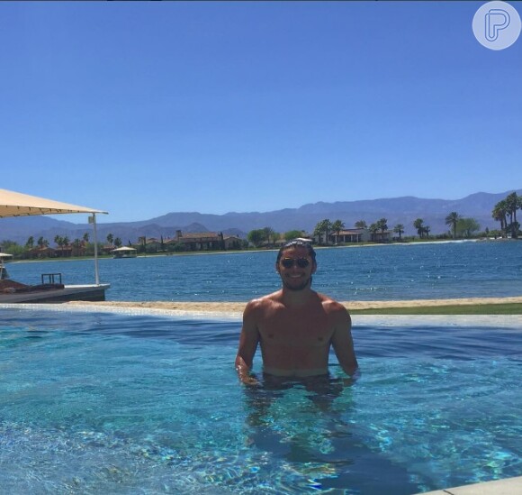 Bruno Gissoni postou foto dentro de piscina em casa nos EUA