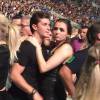 Monica Iozzi e Klebber Toledo curtiram, abraçados, o show do Maroon 5