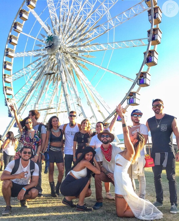 Bruno Gissoni e Yanna Lavigne posaram com outros amigos no Festival Coachella, nos Estados Unidos