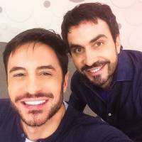 Ricardo Tozzi faz selfie com padre Fábio de Melo e brinca: 'Não somos parecidos'