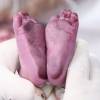 Mulher de Belutti, Thaís Pacholek já havia mostrado os pés do filho, Luis Miguel, que nasceu neste domingo, 17 de abril de 2016