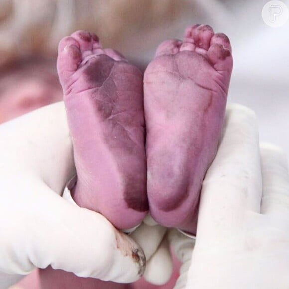 Mulher de Belutti, Thaís Pacholek já havia mostrado os pés do filho, Luis Miguel, que nasceu neste domingo, 17 de abril de 2016