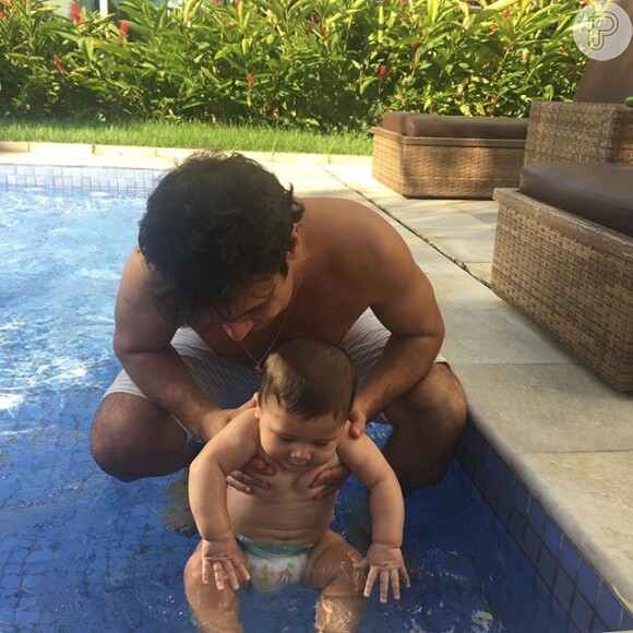 No final de semana, Matheus aproveitou o domingo de sol para brincar na piscina ao lado do filho