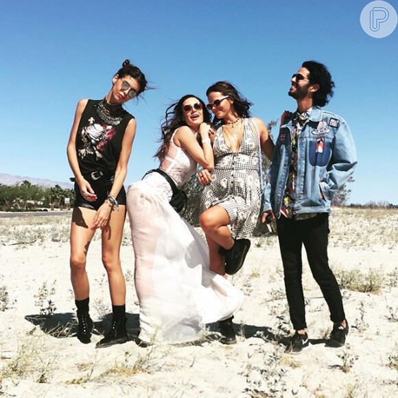 Bruna Marquezine curtiu o Coachella 2016 ao lado de amigos, dentre eles Thaila Ayala, de quem a atriz não desgrudou