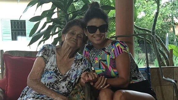 Paula Fernandes lamenta morte da avó em foto na web: 'Somente saudade'