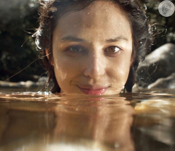 Mimi (Yanna Lavigne) tomou banho em um rio na novela 'Liberdade, Liberdade'