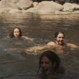 Mimi (Yanna Lavigne) e Gironda (Hanna Romanazzi) tomaram banho nuas na novela 'Liberdade, Liberdade'