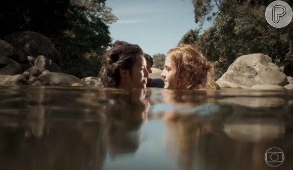 Mimi (Yanna Lavigne) e Gironda (Hanna Romanazzi) se preparam para dar um selinho na novela 'Liberdade, Liberdade'