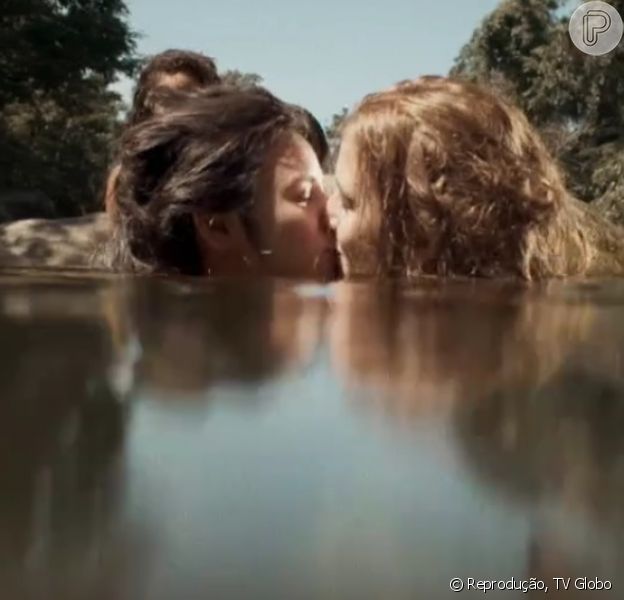 Cena de beijo entre Mimi (Yanna Lavigne) e Gironda (Hanna Romanazzi) na novela 'Liberdade, Liberdade' agitou a web na noite desta segunda-feira, 18 de abril de 2016: 'Adorei'