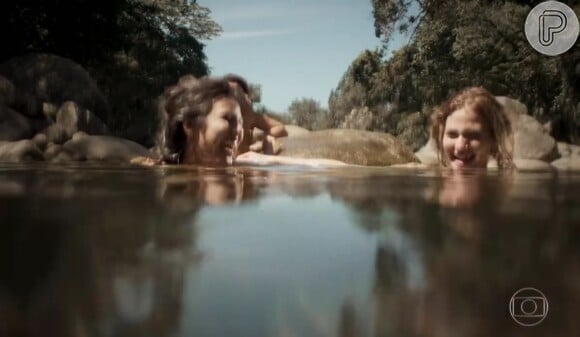 Mimi (Yanna Lavigne) e Gironda (Hanna Romanazzi) se divertiram após se beijarem, na novela 'Liberdade, Liberdade'