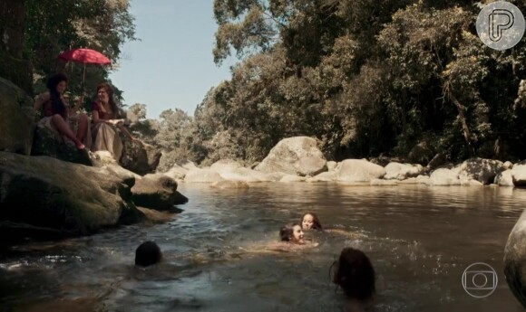 Cenas de nudez na novela 'Liberdade, Liberdade' agitaram a web na noite desta segunda-feira, 18 de abril de 2016: 'Maravilha de banho de rio'