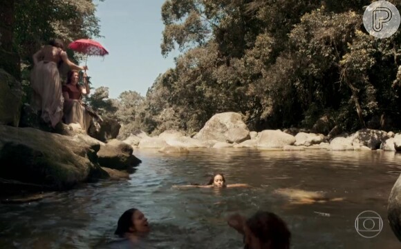 Cenas de nudez na novela 'Liberdade, Liberdade' agitaram a web na noite desta segunda-feira, 18 de abril de 2016: 'Maravilha de banho de rio'