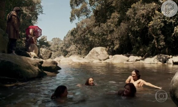Cenas de nudez na novela 'Liberdade, Liberdade' agitaram a web na noite desta segunda-feira, 18 de abril de 2016: 'Maravilha de banho de rio'