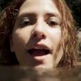 Gironda (Hanna Romanazzi) tomou banho em um rio na novela 'Liberdade, Liberdade'