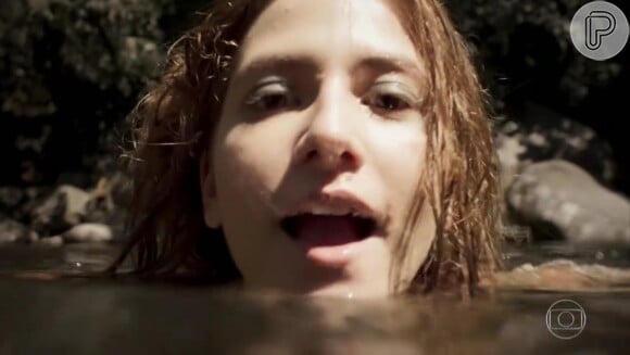 Gironda (Hanna Romanazzi) tomou banho em um rio na novela 'Liberdade, Liberdade'