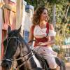 Tereza (Camila Pitanga) implora para que Cícero (Marcos Palmeira) não vá embora e o desafia a alcançá-la numa corrida a cavalo, na novela 'Velho Chico'