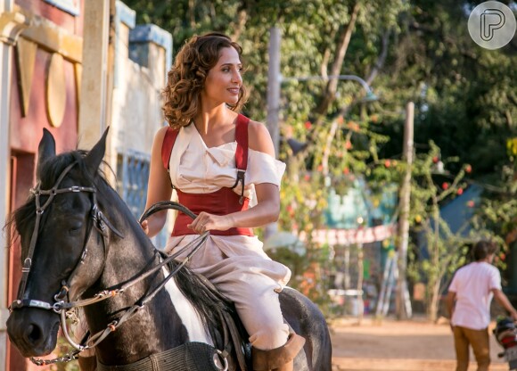 Tereza (Camila Pitanga) implora para que Cícero (Marcos Palmeira) não vá embora e o desafia a alcançá-la numa corrida a cavalo, na novela 'Velho Chico'