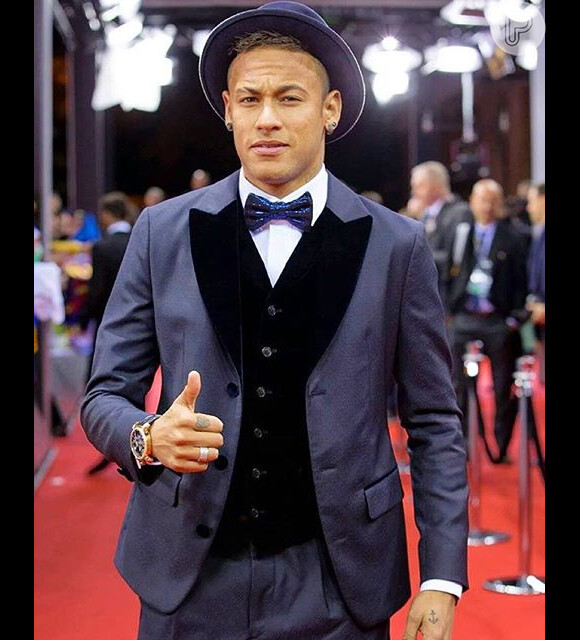 Neymar, de 24 anos, é pura ostentação. Recentemente, o jogador postou uma foto do futuro celular, um iPhone 6, com uma capa de ouro personalizada com seu nome