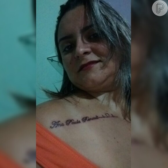Ana Paula Renault ganhou uma homenagem especial de uma fã. A jornalista mostrou a tatuagem com seu nome feita pouco abaixo do ombro de Mayara Louise
