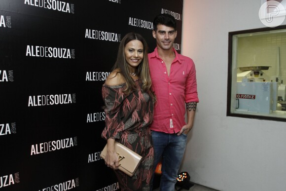 Viviane Araújo e o noivo, Radamés, no lançamento da linha de maquiagem de Ale de Souza, no Rio, nesta terça-feira, 19 de abril de 2016
