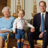 Príncipe George esbanja fofura em foto oficial pelos 90 anos da rainha Elizabeth