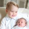 Príncipe George sempre rouba a cena em fotos oficiais da família Real. Em junho de 2015, ele posou com a irmã caçula, Charlotte Elizabeth Diana, no colo