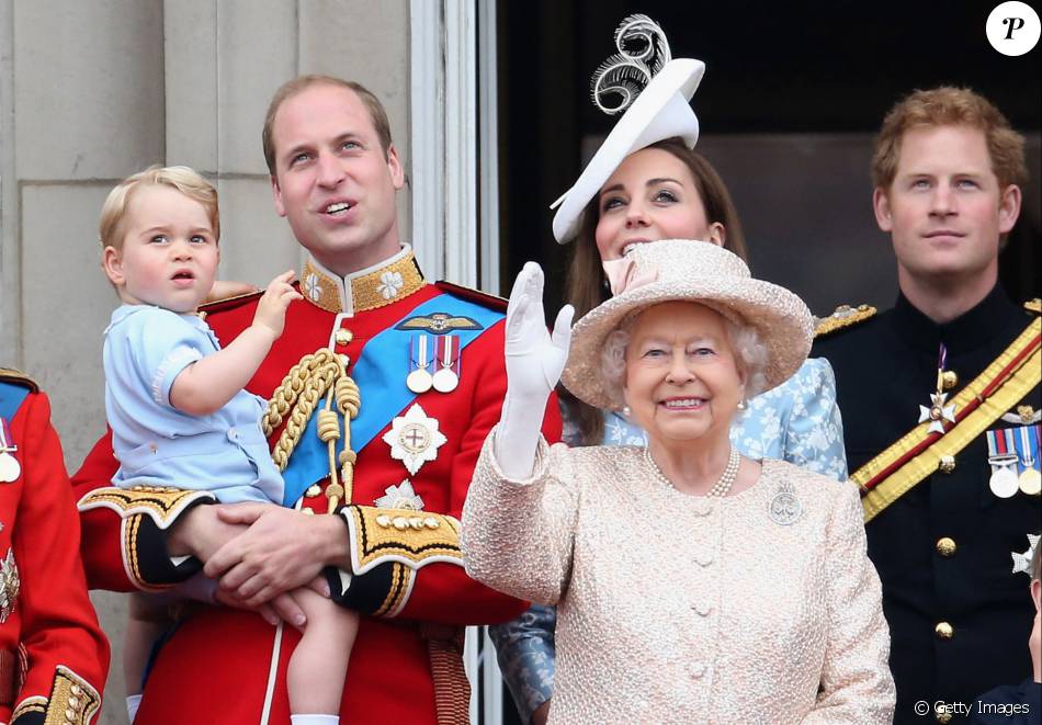 Em 2015, príncipe George também roubou a cena na comemoração do aniversário da bisavó, a rainha Elizabeth II