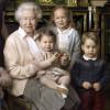 Irmã do príncipe George, a princesa Charlotte Elizabeth Diana não ficou de fora das comemorações pelos 90 anos da bisavó, a rainha Elizabeth II, que posou com todos os bisnetos
