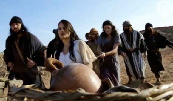Adira (Rayana Carvalho) é vendida como escrava a Rishon (Roney Villela), na novela 'Os Dez Mandamentos - Nova Temporada'