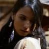Adira (Rayana Carvalho) mente para Dorcas (Nina de Pádua) dizendo que suas queimaduras foram originadas em um acidente doméstico, na novela 'Os Dez Mandamentos - Nova Temporada'