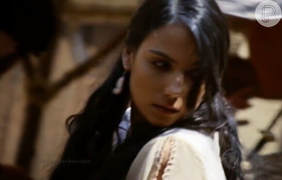 Adira (Rayana Carvalho) mente para Dorcas (Nina de Pádua) dizendo que suas queimaduras foram originadas em um acidente doméstico, na novela 'Os Dez Mandamentos - Nova Temporada'
