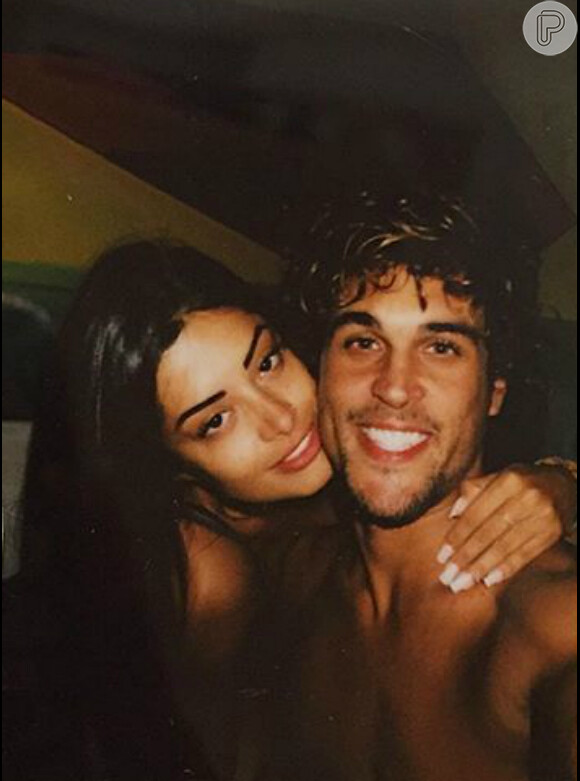 Felipe Roque e Aline Riscado assumiram publicamente o namoro com foto postada no Instagram pessoal de cada um