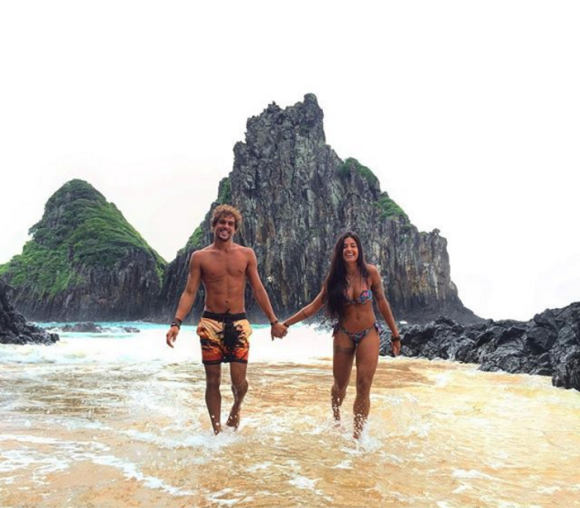 Felipe Roque e Aline Riscado curtiram as praias durante férias em Fernando de Noronha em clima de romance