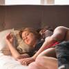 Já alcoolizado, Rafael (Daniel Rocha) deita ao lado de Eliza (Marina Ruy Barbosa) e passa a noite com ela na cama, na novela 'Totalmente Demais'