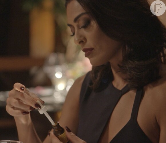 Carolina (Juliana Paes) coloca sonífero na bebida de Eliza (Marina Ruy Barbosa), na novela 'Totalmente Demais'