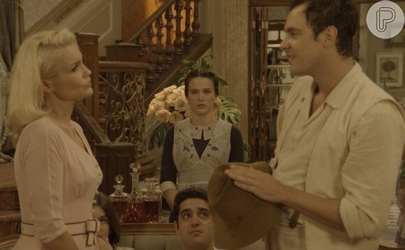 Candinho (Sergio Guizé) pede Sandra (Flávia Alessandra) em namoro, na novela 'Êta Mundo Bom!