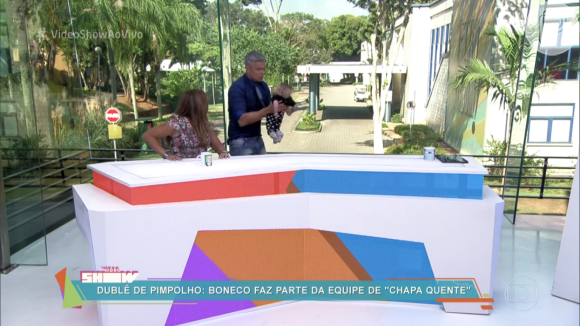 Susana Vieira e Otaviano Costa mostraram um boneco que serve como dublê de bebês no 'Vídeo Show'