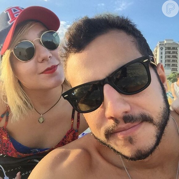 Cacau e Matheus curtiram a praia de Ipanema juntinhos no feriado