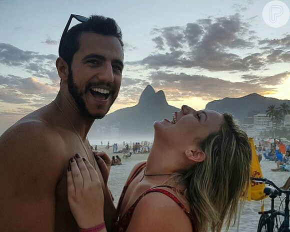 Cacau e Matheus se declaram na praia de Ipanema: 'Meu riso é tão feliz contigo'