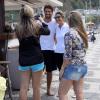 O ator Cauã Reymond se exercitou na praia do Leblon, no Rio de Janeiro, nesta quarta-feira, 9 de outubro de 2013. Em seguida, ele atendeu às fãs que o reconheceram no local