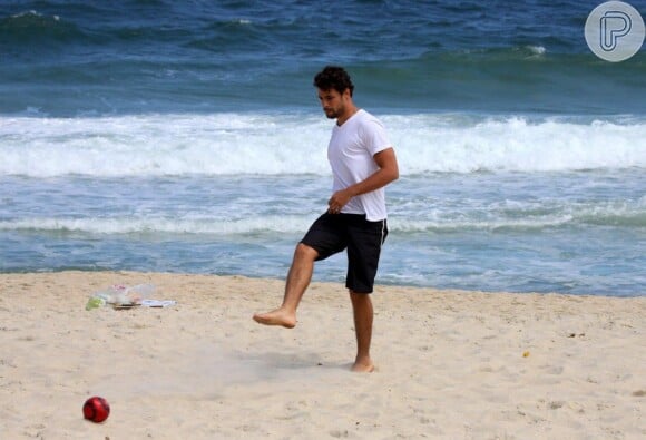 Cauã Reymond, marido da atriz Grazi Massafera, tirou a tarde de folga para jogar bola na praia do Leblon, na Zona Sul do Rio, nesta quarta-feira, 9 de outubro de 2013