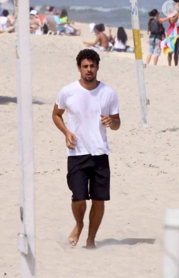 Cauã Reymond tirou a tarde de folga para se exercitar na praia do Leblon, na Zona Sul do Rio de Janeiro, nesta quarta-feira, 9 de outubro de 2013