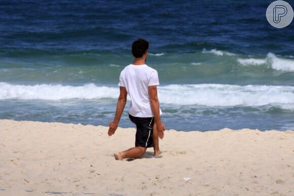 O ator Cauã Reymond, que estreia em janeiro na minissérie 'Amores Roubados', praticou exercícios nesta quarta-feira, 9 de outubro de 2013, na praia do Leblon, na Zona Sul do Rio de Janeiro