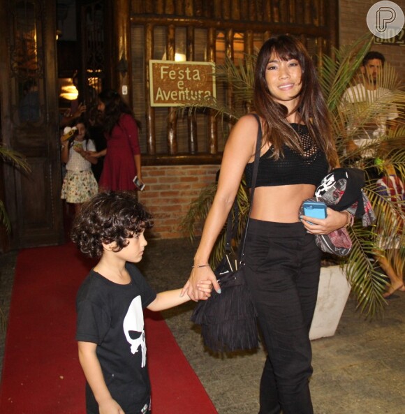 Entre os convidados da festa estava a atriz Daniele Suzuki e o filho, Kauai