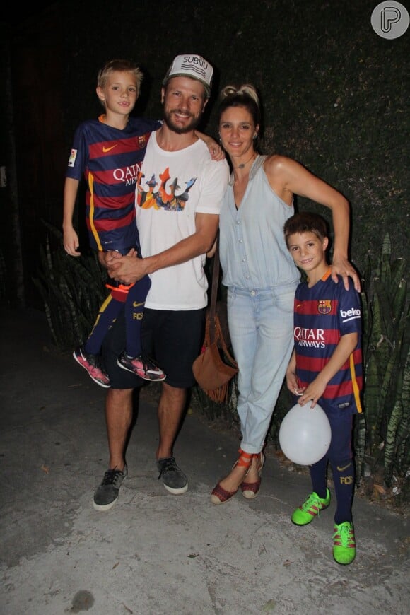Fernanda Lima e Rodrigo Hilbert festejaram o aniversário dos filhos, que optaram por usar uniformes do clube de futebol espanhol Barcelona